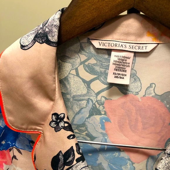 Victoria’s Secret Satin Sleep Top - Picture 4 of 4